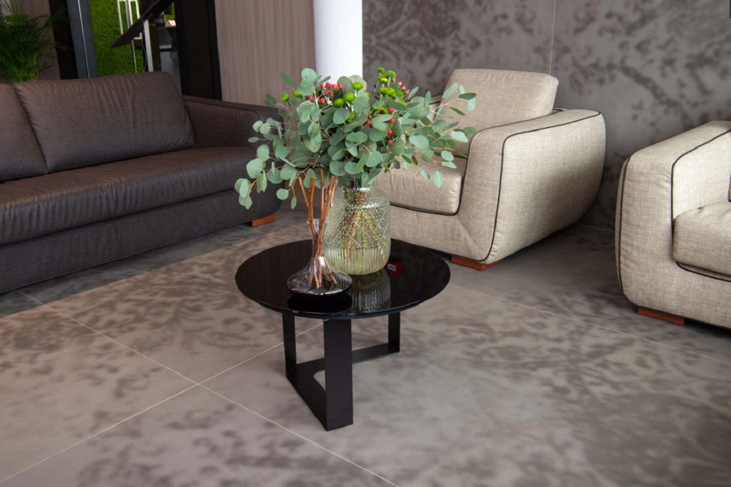 Nowoczesny i elegancki salon w brązach i beżach od Marazzi