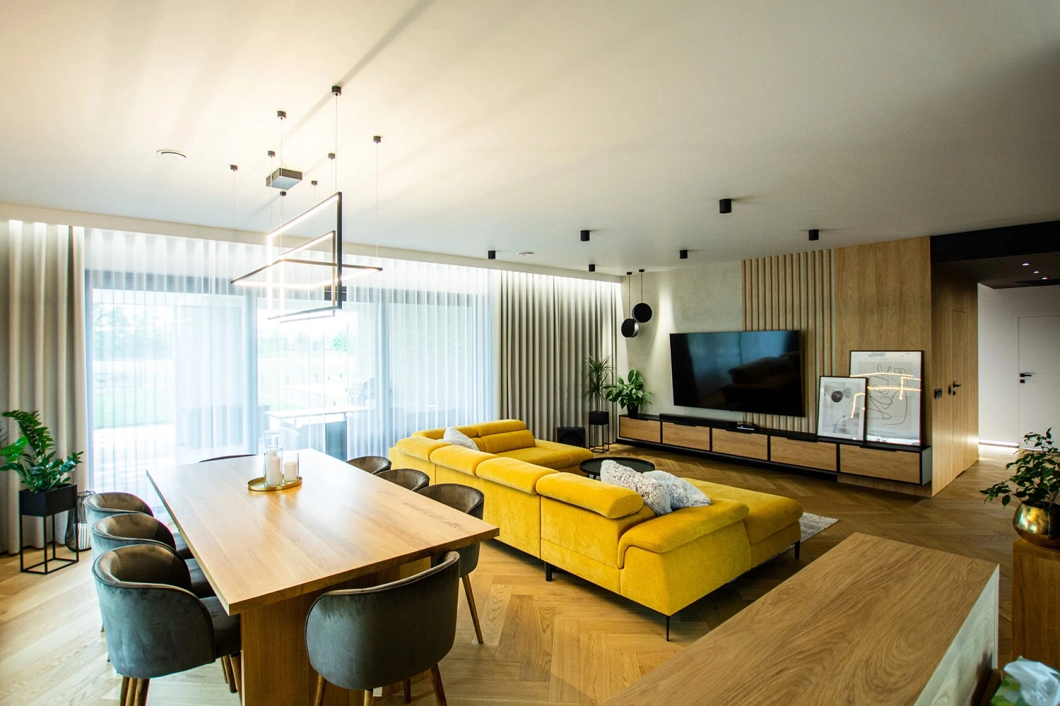 Nowoczesny salon FinishParkiet połączony z jadalnią