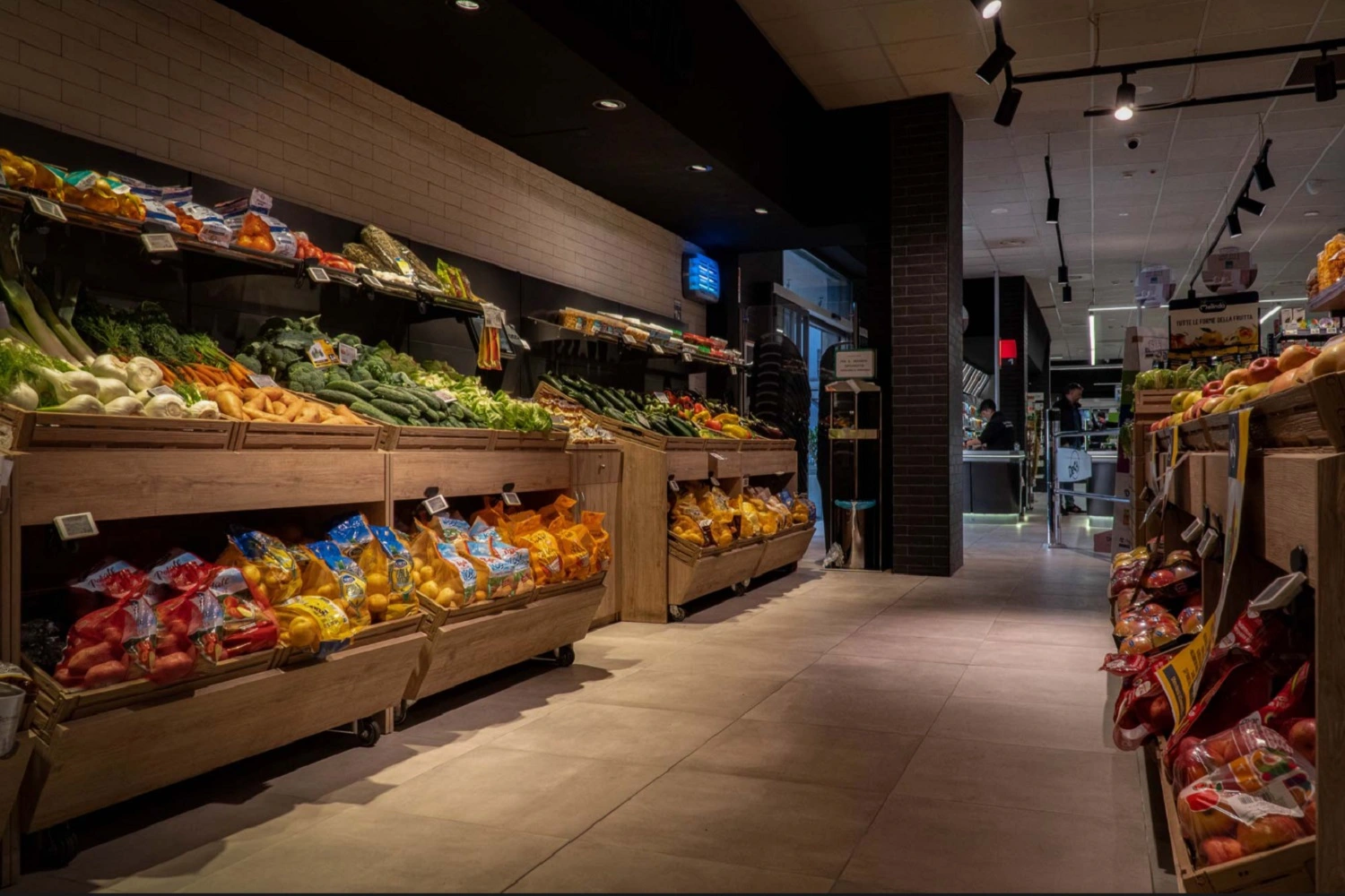 Sklep spożywczy lub dział warzyw i owoców w supermarkecie od Marazzi