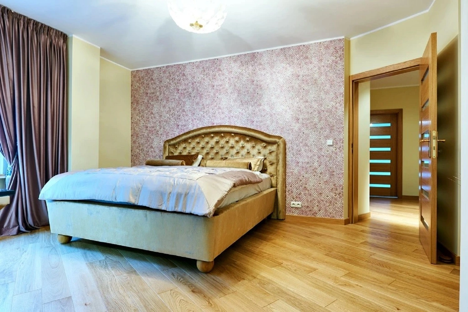 Klasyczna sypialnia glamour od FinishParkiet