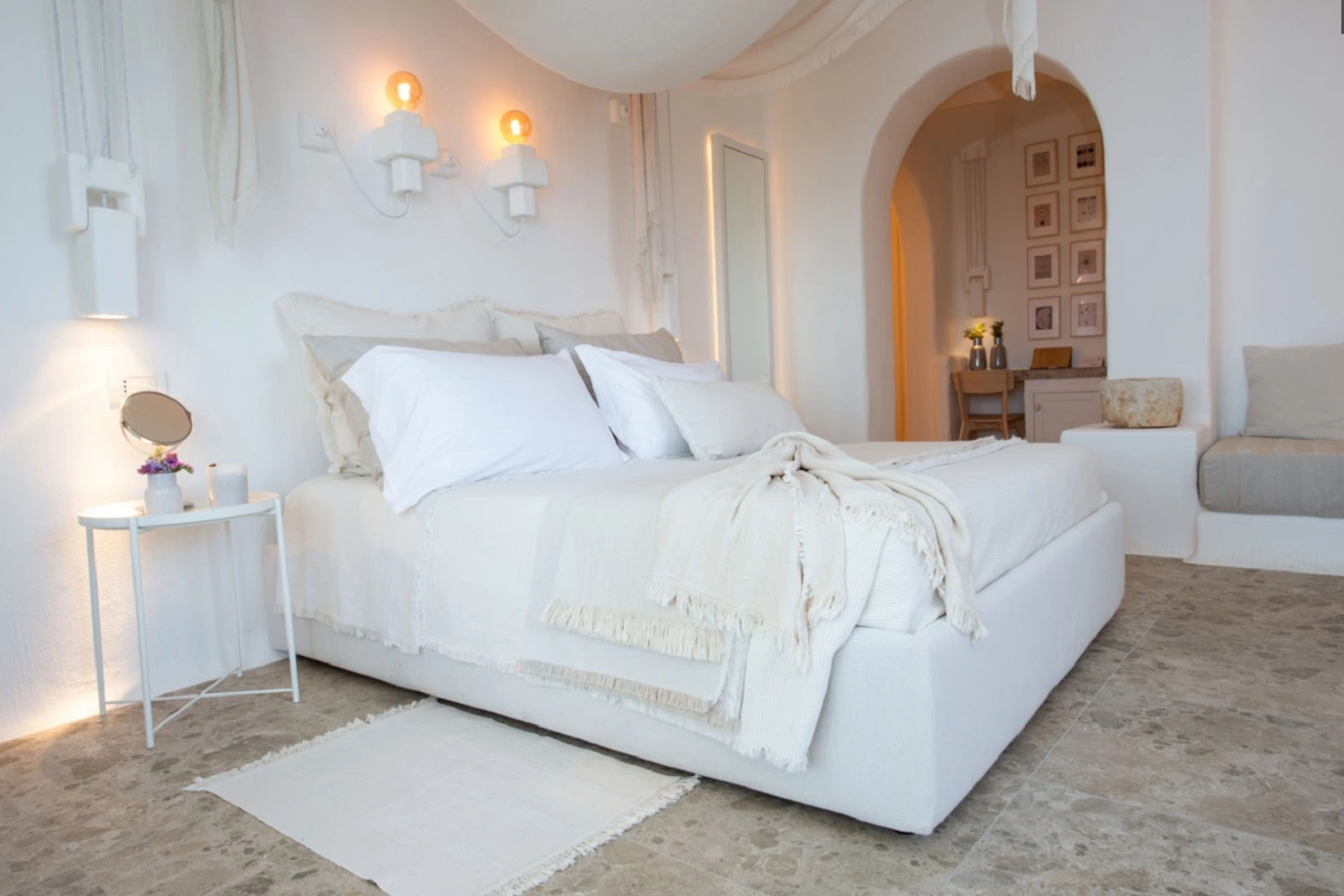 Jasna sypialnia w stylu minimalistycznym od Marazzi