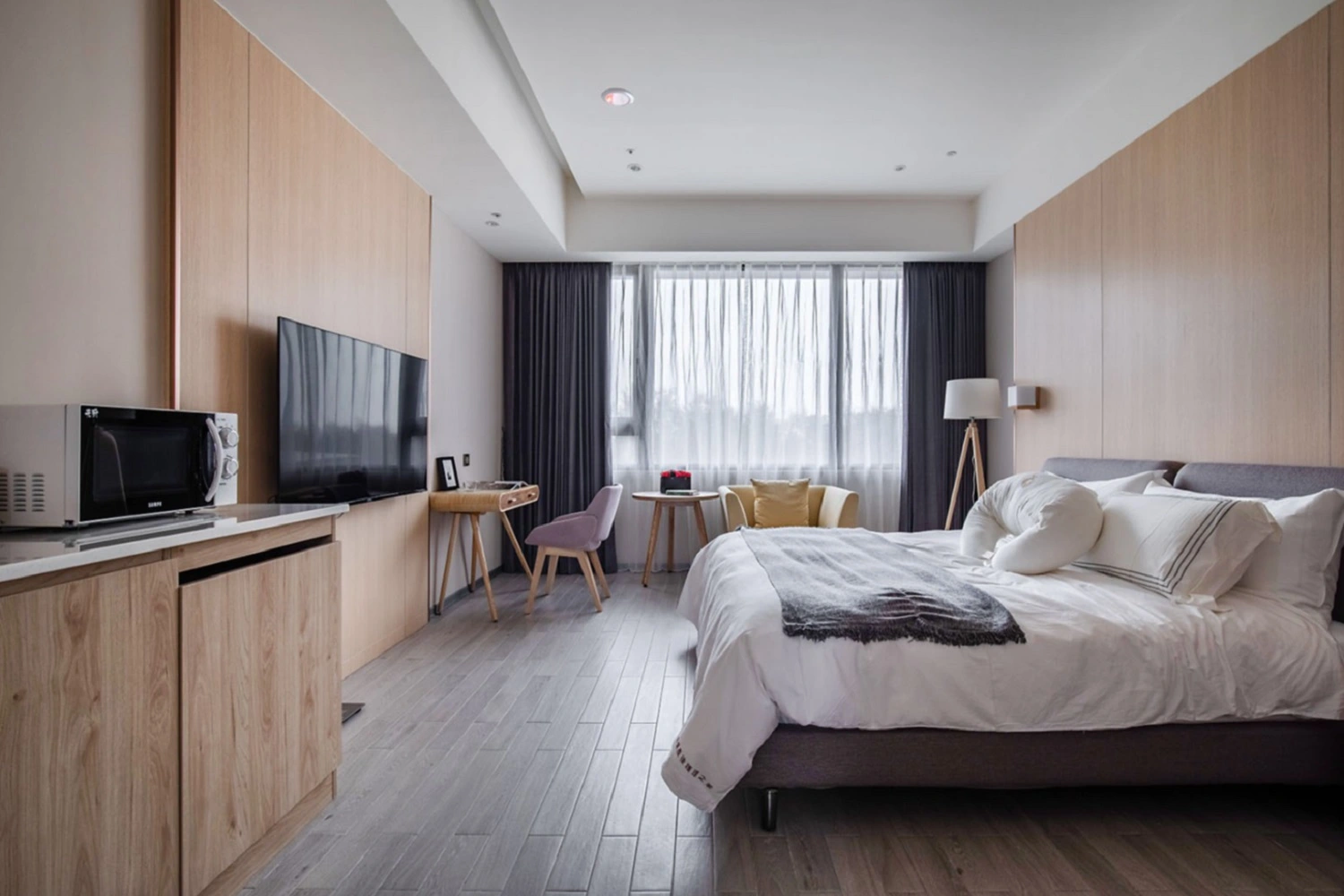 Nowoczesna, minimalistyczna, jasna sypialnia od Marazzi