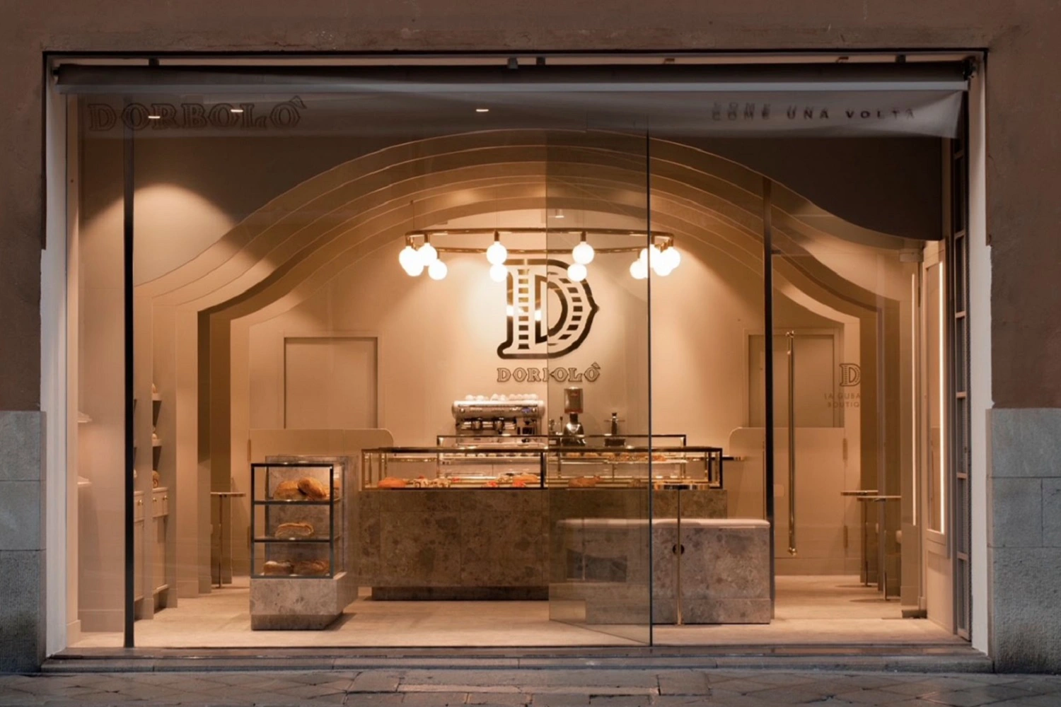 Elegancka i nowoczesna wystawa sklepowa DORIOLO od Marazzi