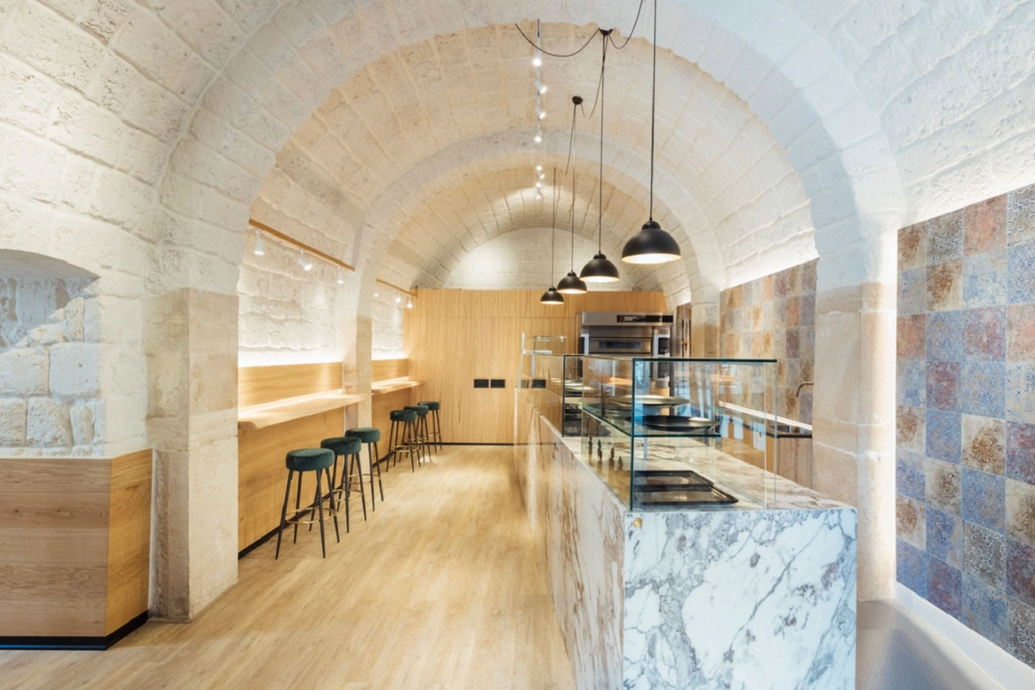 Kawiarnia z elementami jasnego kamienia i drewna od Marazzi