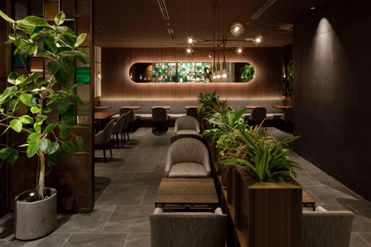 Wnętrze kawiarni lub restauracji od Marazzi z roślinnością