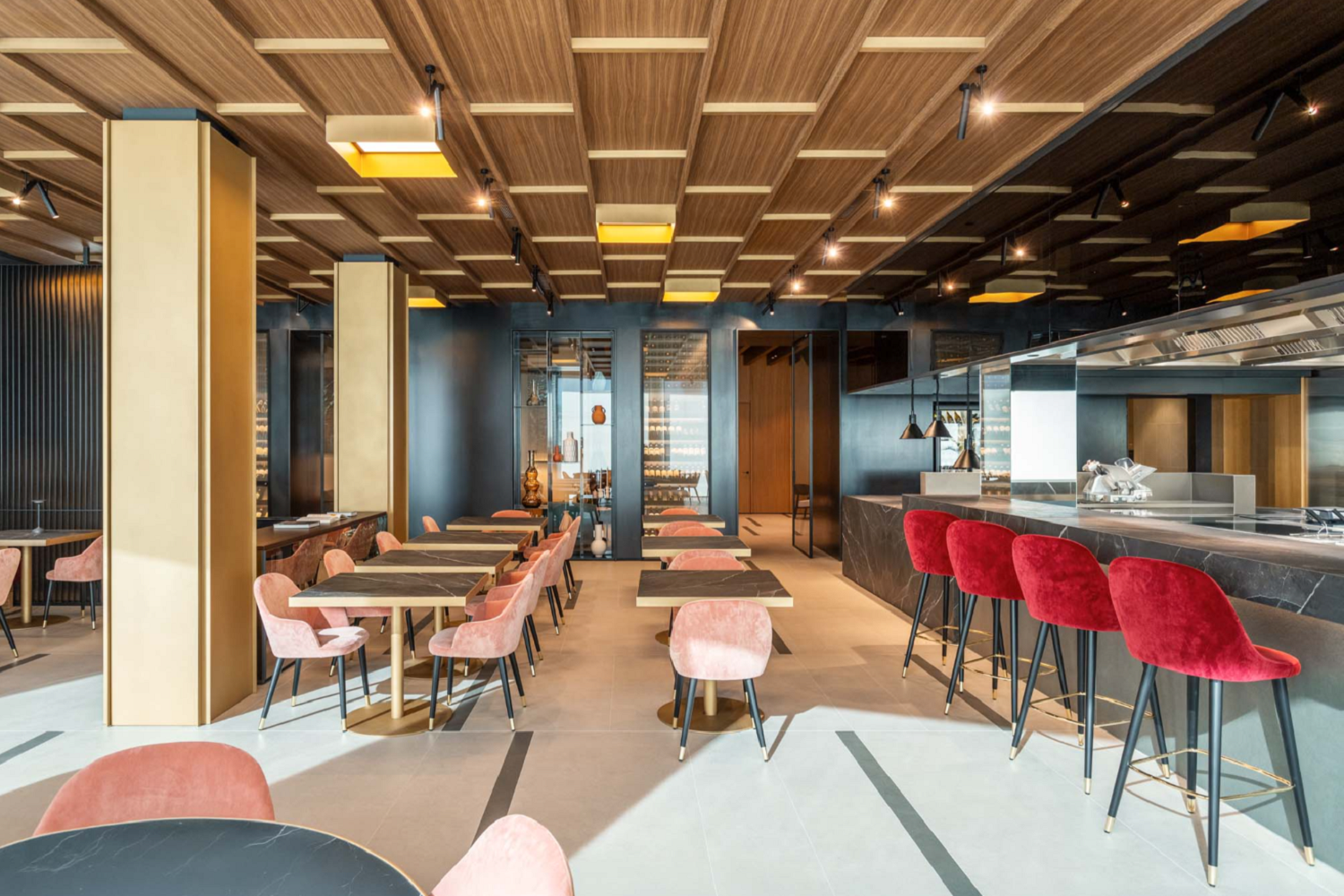 Elegancka i nowoczesna restauracja w stylu eklektycznym od Marazzi