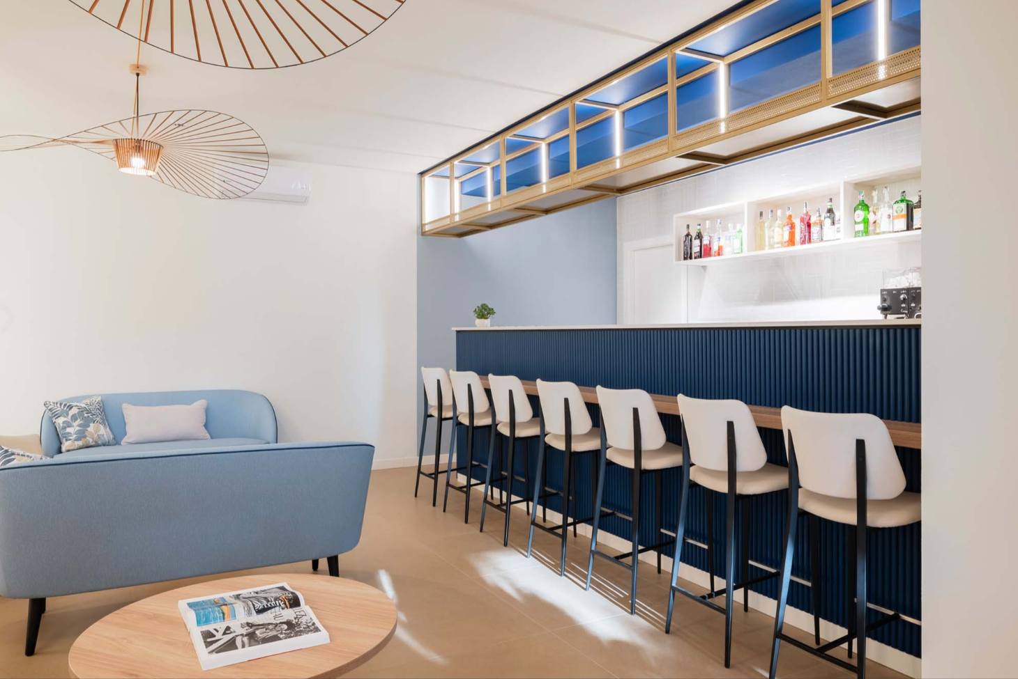 Nowoczesny bar i strefa wypoczynkowa w hotelu od Marazzi