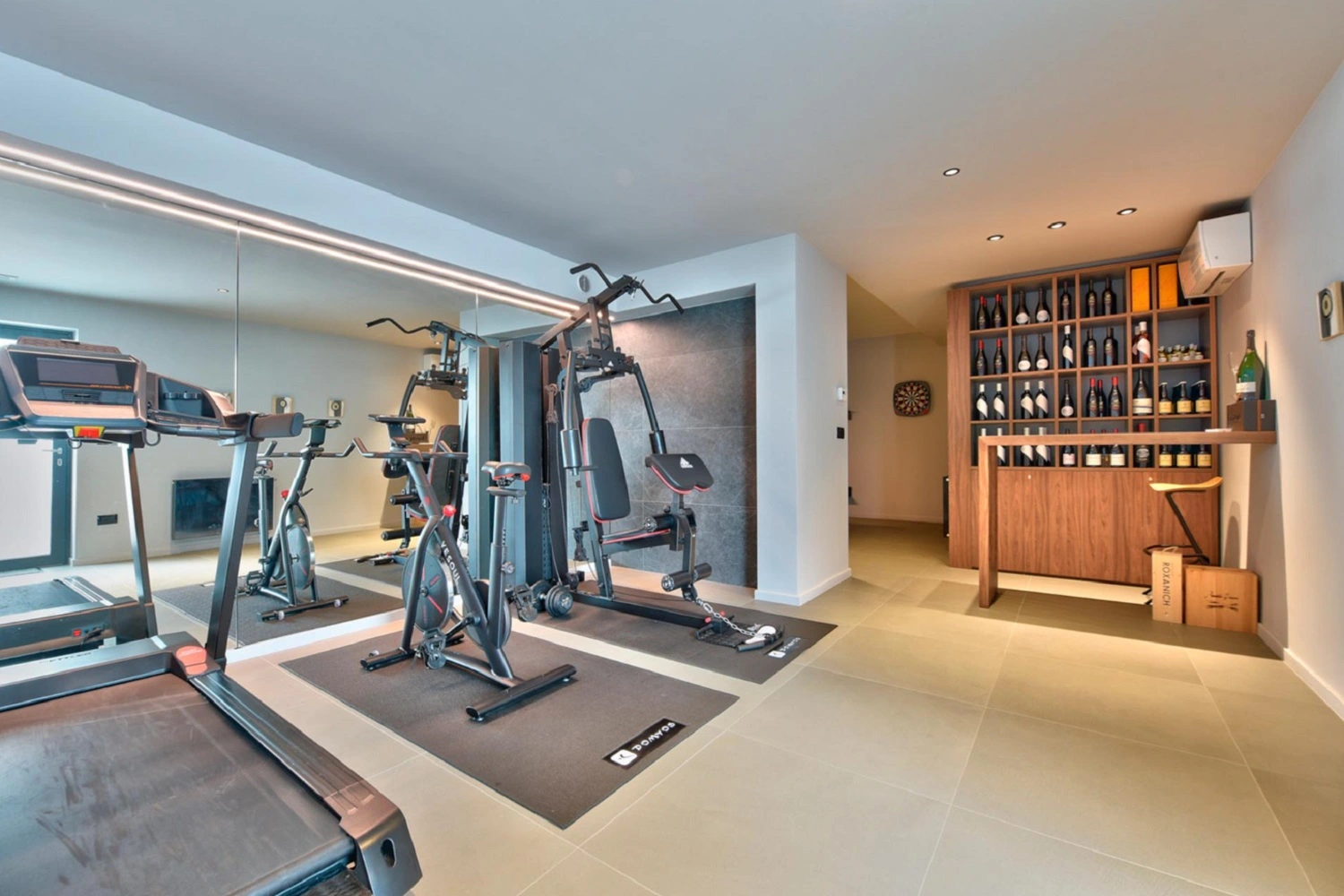Nowoczesne wnętrze łączące siłownię z eleganckim barem od Marazzi