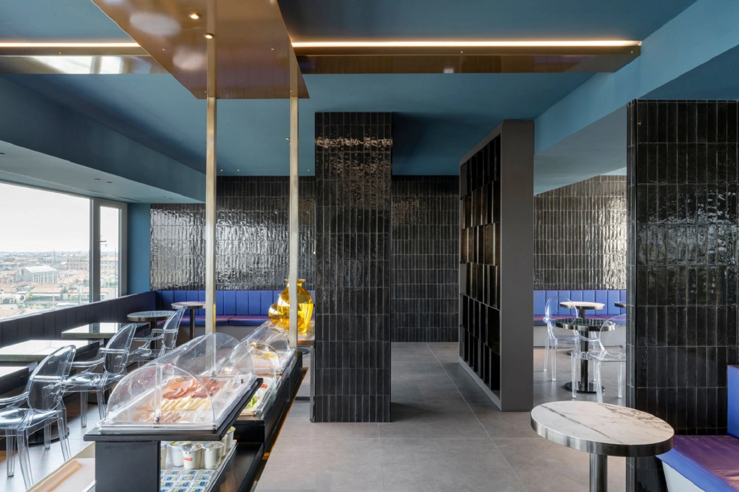 Nowoczesna, stylowa restauracja lub kawiarnia od Marazzi z czarnymi płytkami